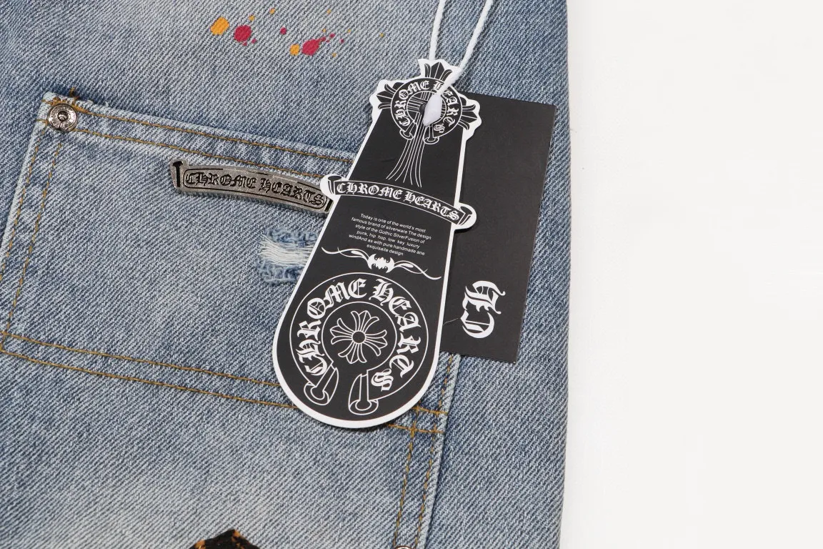 P220 Style Number: H472 Chrome Hearts CH Chrome Hearts Heavy Industry Damaged High Street Denim Shorts exude unruly personality and unique charm. Every wear and tear is carefully designed to present a unique artistic feel. Made of imported denim fabric, which has undergone heavy industrial washing and destruction treatment, the trousers show a super cool effect on the upper body, allowing you to dominate the fashion stage.  This is more than just a pair of jeans, it is an expression of attitude. With its unique design concept and ultimate pursuit of details, Croxin breaks traditional boundaries and defines the jeans trend in the new era. The trousers are made of double-layer woven fabric and matched with customized hardware, showing an incomparably beautiful and unique style, making every wearer the focus of fashion. Imported denim fabric, super heavy-duty washed and damaged, the upper body is super cool! Customized hardware, incomparably good-looking model. The production process is difficult. It has a high-street feel. Color: Gray Size: S M L XL